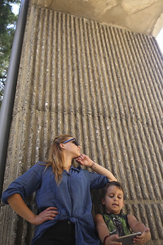 Koleginica iz druge organizacije, predstavljajući problem i predlažući rešenja ispred ministarki, negirala je naša zalaganja zbog toga što sebe nije doživljavala kao ciljnu grupu podložnu siromaštvu, naglašavajući da ne postoji tako nešto kao feminizacija siromaštva. Jedna druga ministarka, isto u ključnom trenutku, odbila je da prizna postojanje profesije ‘rodni ekspert’.<br />
<br />
Ne želim da nabrajam, treba da izdam biografiju da bi buduće generacije zapamtile, da ne zaboravljaju i da budu zahvalne za mogućnosti iz novog sveta. Zato što smo se mi namučile od neznanja, od parcijalnog poznavanja, od površnosti i banalizovanja ljudskih života.<br />
<br />
U današnjoj omladini vidim agens za promene, vidim nadu u potencijalu. Svetao primer su mi učenici kojima predajem rodne studije i koji umeju da me rasplaču od lepote. I svetao mi je tim Edna može! Nije jednostavno, ali ne predajemo se.<br />
<br />
Ovo mi daje šansu da dišem duboko, puni mi arterije i gura me napred, uprkos svemu.