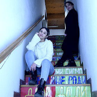 Silvia: Aksidentalisht jam bërë anëtare e Grubb-it. As nuk e kam ditur çka është, për çka ishin duke luftuar. Me siguri e di që dasmat tona rome janë të mëdha dhe unë kam vallëzuar në këto dasma. Një kolege e imja punonte në Grubb si mësuese dhe më ftoi të vallëzoj në ambientet e tyre. Më është dukur interesante prandaj kam qëndruar.<br />
<br />
Më vonë e kam kuptuar që kanë një drejtor nga Kanada i cili udhëton, i ka muzikalet e veta, flet rreth paragjykimeve dhe diskriminimit të cilin janë duke e luftuar. Kjo ishte interesante për mua sepse jam duke bërë atë që dua dhe gjithashtu jam duke luftuar për romët. Para dhjetë vjetësh më kanë ofruar mundësinë të bëhem mësuese e vallëzimit dhe ta përcjell njohurinë që e kam fituar.