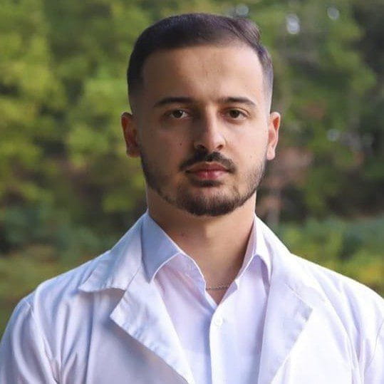 “Rijetko idem u rodni grad jer tamo nemam s kim da se vidim. Većina mojih prijatelja i prijateljica više nije tu. Bilo nas je 16, a sad nas ima samo troje. Moji roditelji dođu u Tiranu za vikend, tako da mene u Burel više ništa ne vuče”, kaže Duka, koji i dalje živi i radi u svojoj domovini iako želi da je napusti.<br />
<br />
Burel je jedno od brojnih mjesta na sjeveru Albanije iz kojih mladi odlaze.<br />
<br />
Preciznih statističkih podataka o broju osoba koje odlaze iz pojedinih krajeva zemlje trenutno nema zbog toga što popis stanovništva na prostoru Albanije nije izvršen još od 2011. godine — dok su planovi za obavljanje popisa u 2021. pali u vodu.