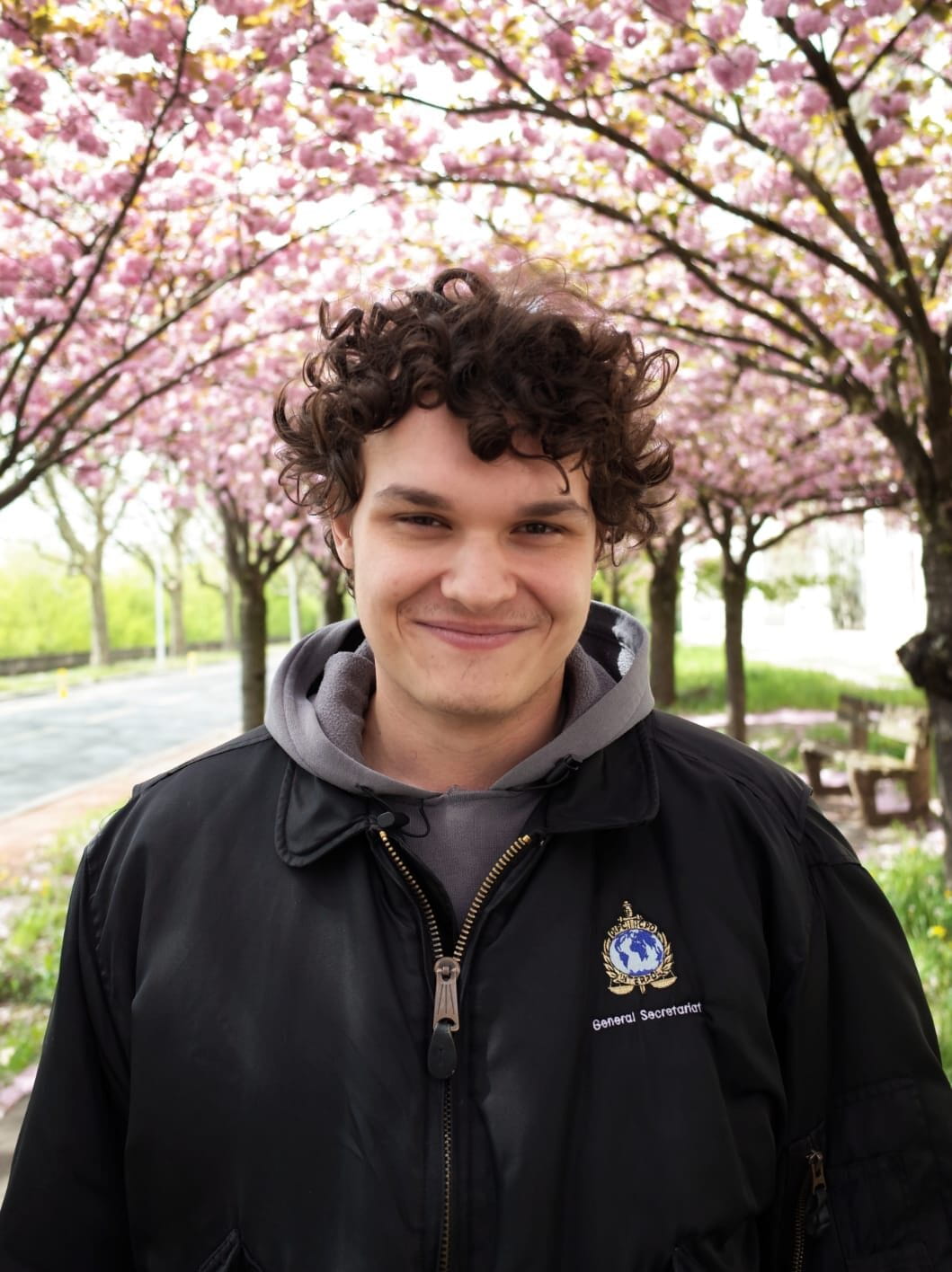 I go to Kosovo almost every year, to create links with my family, with my country. This made it easier to go and make a film there. It was also great to make a film there because I got to be with my family and have them be part of the movie. There is a scene where all my family is in the film.<br />
When the nephew gives some wood to the father — he is in fact my real father and then there is a scene in the living room where a family is seen — that is my real family, my uncle, my nephews, my aunts and my mom.<br />
It was the most difficult scene I made. Not because it was difficult to have them play in the film, but it is difficult to make a very personal film with your family, because you expose yourself a lot. In the end, they had fun, they acted very well. They had fun because they met my friends from France, friends whom they did not have the opportunity to meet earlier.