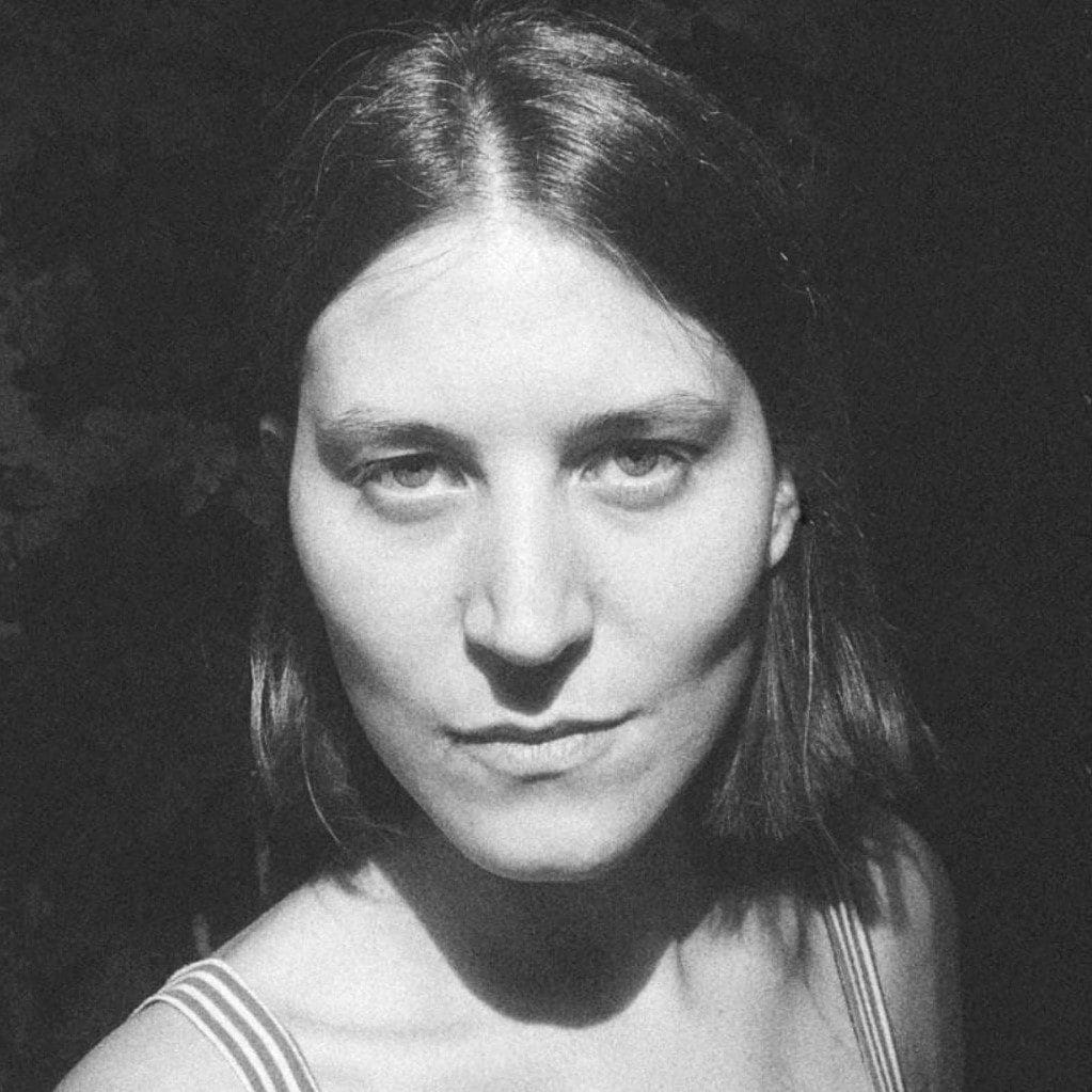 Ja sam filmska rediteljka, scenaristkinja, producentkinja i, većinu vremena, montažerka. Svoje filmove uglavnom radim sama jer su mešavina dokumentarca i fikcije, pa volim da budem uključena u sve faze procesa. Moj prvi dugometražni film, “Looking For Venera”, doneo mi je mnogo više priznanja nego moji prethodni kratkometražni filmovi. Sada imam ovaj kratki film “Like a Sick Yellow”. Mnogima je bilo čudno što sam radila kratki film nakon dugometražnog, ali smatrala sam da je ta priča važna i da mora biti ispričana.<br />
Rođena sam na Kosovu. Živela sam u Danskoj, a zatim dugo u Pragu. Snimala sam filmove u mnogim zemljama, ali bih volela da više radim na