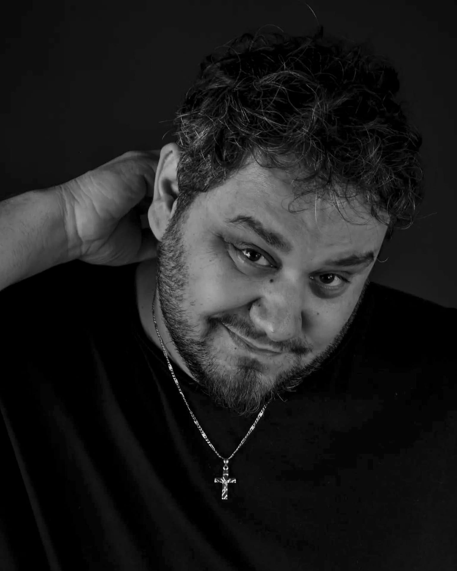 Në jetën e vrullshme që kam unë, me detyrime prindërore, bashkëshortore, por edhe ekonomike, nuk e kam luksin të mos i ruaj ato copëza që krijoj në mendje. Madje shpesh përdor edhe telefonin për të regjistruar një fragment që vjen natyrshëm. Shkruaj rrallë, por nëse ulem, mund të shkruaj disa kapituj njëkohësisht, sepse e di që punën më të madhe mandej e merr sistemimi dhe redaktimi që vjen i fundit. Kam edhe unë fragmente të cilat i kam shkruar thuajse në gjendje hipnoze dhe mendoj që është kulmi i secilit roman që kam shkruar.<br />
Kam botuar pesë libra në 10 vite, një kohë e mirë sipas meje, brenda së cilës kam menduar edhe për cilësinë e dorëshkrimit, por edhe për lexuesin, i cili në gjithë këtë kakofoni bombardimesh me libra dhe shkrimtarë, duhet ta ketë njëfarë malli për mua, pra t’i mungoj mbase. 