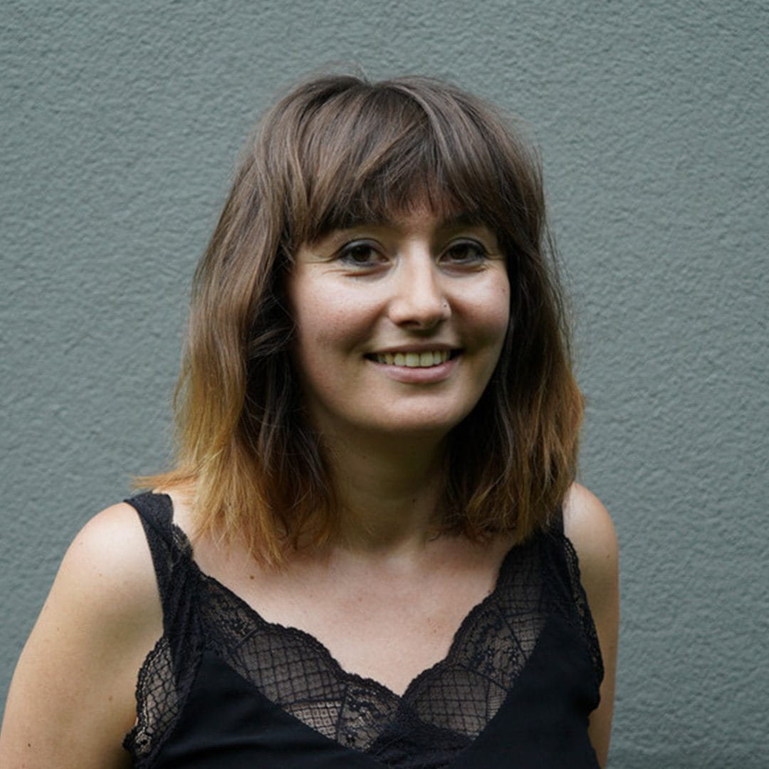 Jam larguar nga Kosova në vitin 1989, kur isha dy vjeç. Jetoj në Zvicër dhe jam pjesë e diasporës shqiptare që kur u larguam nga Kosova, sepse babai im u pushua nga puna. Kur isha fëmijë, prindërit e mi ruanin lidhjet me familjen në Kosovë aq sa mundnin: përmes telefonit, përmes kasetave VHS që dërgoheshin nga Zvicra në Kosovë dhe anasjelltas. Pas luftës, komunikimi ishte pak më i lehtë, sepse ishim të lirë të ktheheshim në vend për pushime verore. Unë dhe vëllezërit e mi u rritëm, u bëmë adoleshentë dhe filluam të ndërtojmë marrëdhënie më të afërta me kushërinjtë tanë. Në atë kohë, shkruanim emaile mes vete. Kur isha në të 20-tat e mia, përktheja nga shqipja në frëngjisht për një