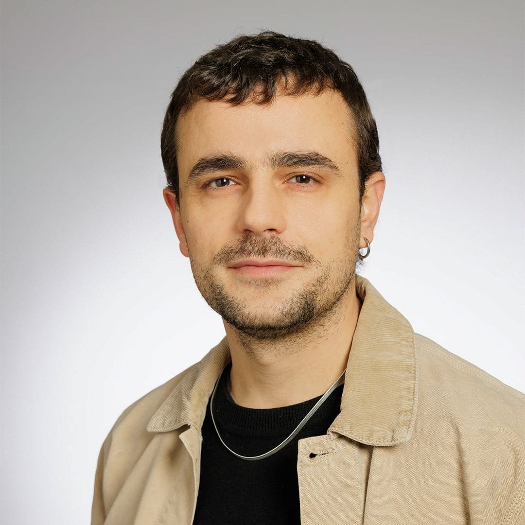 Jam larguar nga Kosova në vitin 1996, kur isha 4 vjeç. Sot jetoj në Vevey, në Zvicër, dhe praktikisht jam pjesë e diasporës që prej rreth 30 vitesh.<br />
U larguam disa vite para luftës së vitit 1999, në një kontekst tensionesh të mëdha, si në Prishtinë, ashtu edhe në fshatin Maxhunaj të Vushtrrisë ku u rrita. Ishte një gjendje e përgjithshme frike dhe represioni. Për më shumë se dhjetë vjet nuk u largova fare nga Zvicra, sepse statusi ynë si refugjatë nuk na lejonte të udhëtonim dhe nuk kishim dokumente zyrtare. Kështu, hera e parë që u ktheva në Kosovë ishte vetëm kur isha adoleshent. M’u desh të përballesha me realitetin përballë asaj që më kishin treguar prindërit për