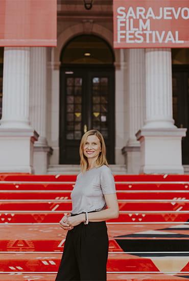 Disa festivale të tjera vendosën të bëjnë diçka të ngjashme sikur ne. Një nga ta është CPH:DOX, një festival shembullor në Kopenhagë i filmave dokumentarë hibridë që u mbajt në mars. Megjithatë, ata nuk patën kohën për të menduar se çfarë mund të bënin me ngjarjet e tjera të festivalit, kështu që ishin të kufizuar brenda një platforme online për shikimin e filmave. Ne patëm përparësinë krahasimtare, një periudhë të caktuar kohore për t’u përgatitur më mirë.<br />
<br />
Për fat të keq, doli që lojtarët e mëdhenj sikur Cannes, Karlovy Vary dhe disa të tjerë nuk bënë asgjë fare, pra kurrkush nuk na e ndriçoi udhën. Sido që të jetë, ne vendosëm të jemi guximtarë dhe u përpoqëm të bëjmë diçka më vete. Komentet që vazhdojmë t’i marrin tregojmë që bëmë punë të mirë dhe se njerëzit, së paku ata nga industria e filmit, u mblodhën rreth kompjuterëve dhe kinemave shtëpiake për disa ditë. Ata shikuan filma, ndoqën diskutimet tona dhe morën pjesë në punëtori të ndryshme. Tekefundit këto janë të gjitha ngjarjet që ishin të mundshme në platformën tonë virtuale.