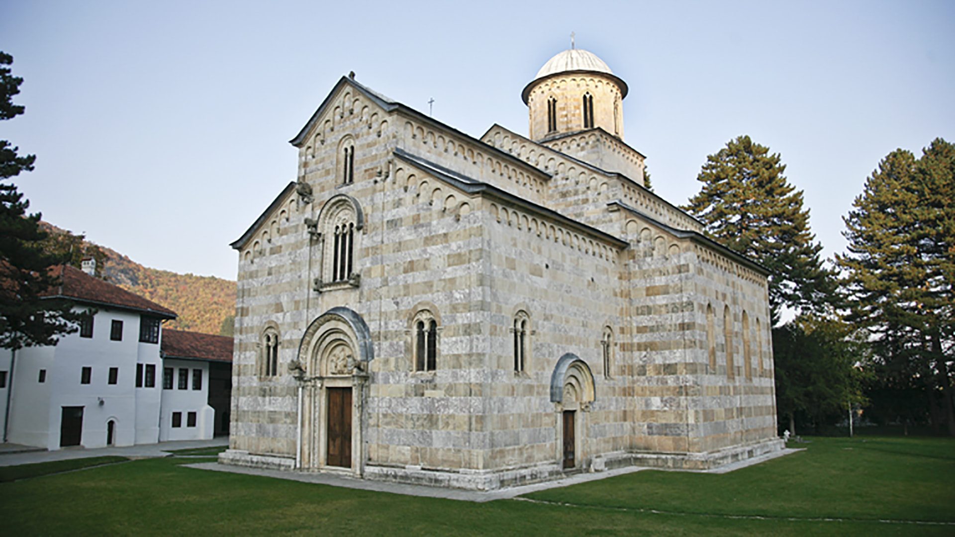 Is the Dečani Monastery really endangered?