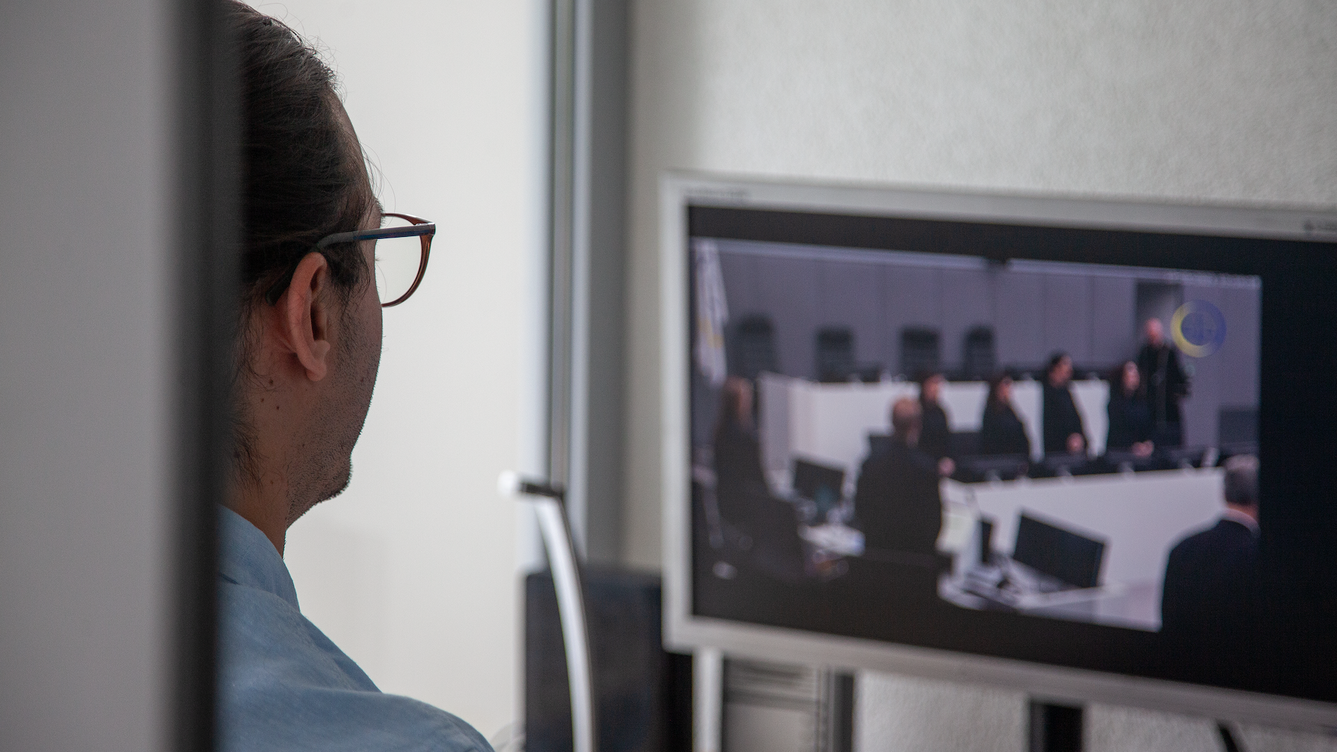 Të raportosh për Gjykatën Speciale nga largësia