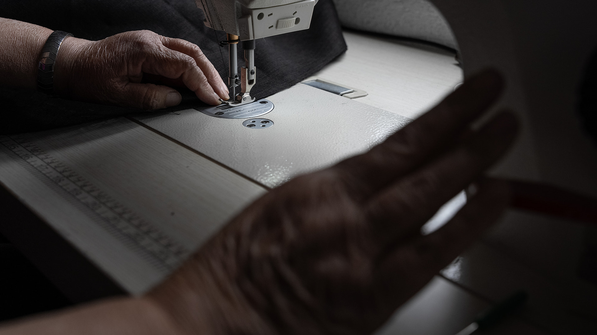 Sa svih strana sputavane