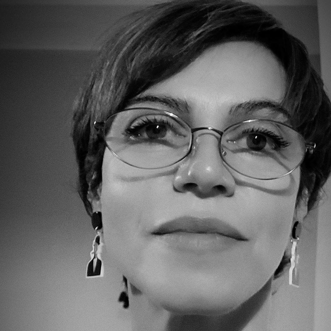 Ja sam glumica. Počela sam da glumim 1992. godine, dok sam bila na drugoj godini fakulteta. Bilo je to čudno vreme. Pošto nismo mogli da pohađamo nastavu u školi, morali smo da pronađemo druga rešenja. Imali smo priliku da glavne časove glume održavamo u pozorištu Dodona. To i nije bilo tako loše jer smo od samog početka bili na sceni.<br />
Kada voliš sve, gluma je najbolje mesto za tebe. Jednog dana si advokatica, drugog domaćica. Predivno mi je to menjanje, mogućnost da menjaš sebe. To je jedan od razloga zbog kojih sam se uvek osećala kao da nigde ne pripadam. Možda sam baš zato i izabrala glumu.