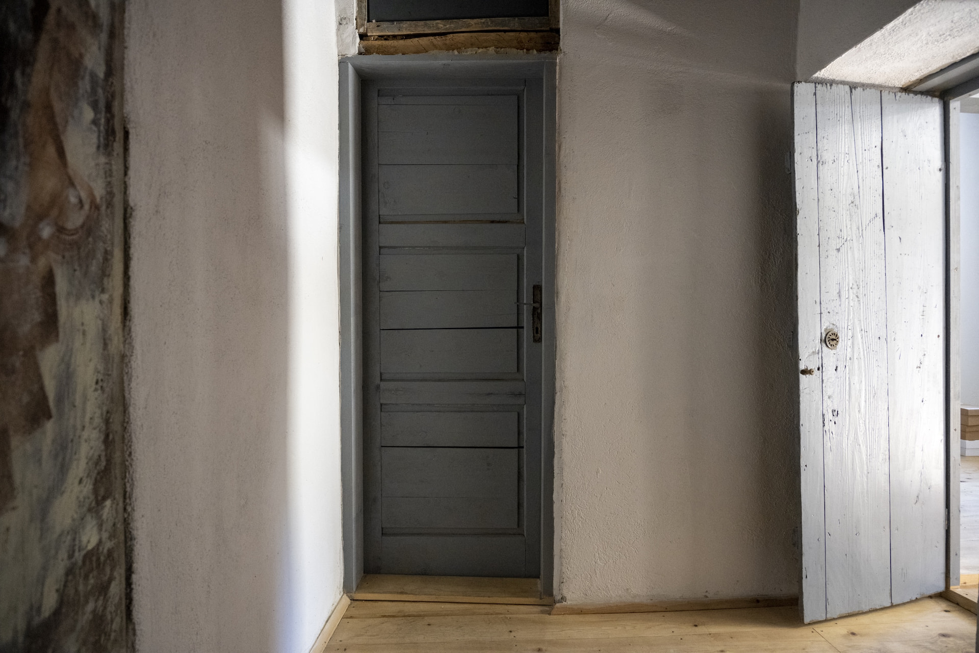 Autostrada Biennale e shndërron historinë në materialin e vet