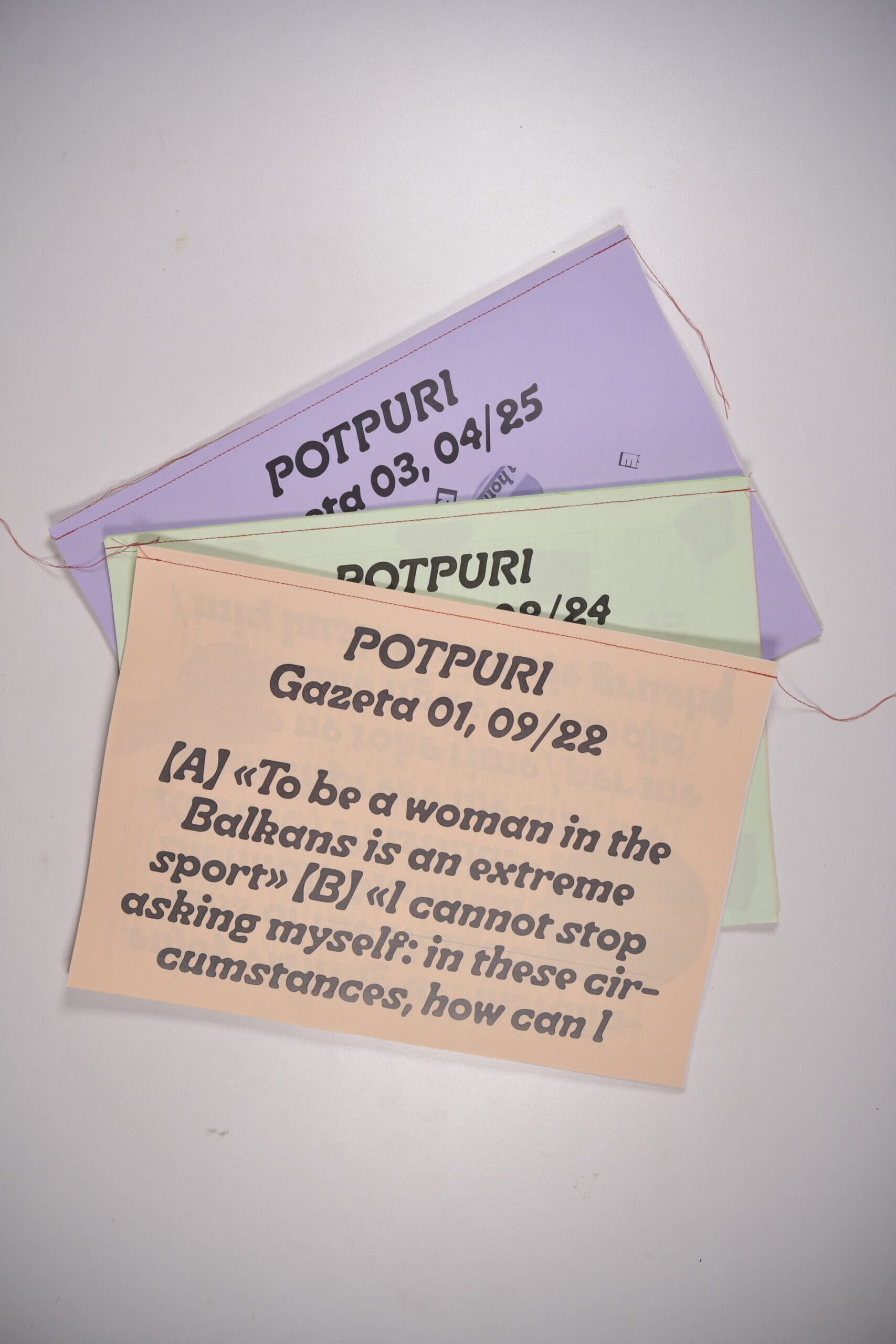 Që nga edicioni i parë, Potpuri u paraqit si një akt i përbashkët rezistence. Qëllimi i tij nuk ishte nostalgjia për printin, por mbrojtja e një formati kulturor që lejon thellësi, kujdes dhe kompleksitet — cilësi që shpesh minohen në mjedisin digjital. Me kalimin e kohës, kjo iniciativë e vogël u zhvillua në një platformë bashkëpunuese translokale, që lidh njerëz nga Kosova, Zvicra dhe diasporat ballkanike. Sot, Potpuri funksionon si një kolektiv jo-hierarkik, rrënjësor, që vepron ndërmjet dy vendeve, duke prodhuar një botim të printuar vjetor përmes një procesi të ngadaltë, të menduar dhe shumë pjesëmarrës.<br />
Tani, në ciklin e tij të katërt vjetor, kolektivi vazhdon të organizojë Potpuri Labs, duke sjellë autorë dhe studiues të rinj në rrjedhën e tij të punës. Çdo edicion i Potpuri Gazeta prodhohet përmes një procesi bashkëpunues redaktimi dhe dizajni, dhe më pas shtypet vetë dhe qepet me dorë nga vetë shkrimtarët. Ky qasje forcon etosën e projektit: printi nuk është thjesht një produkt, por një praktikë kujdesi, një shprehje materiale e punës kolektive dhe e dijes së përbashkët.