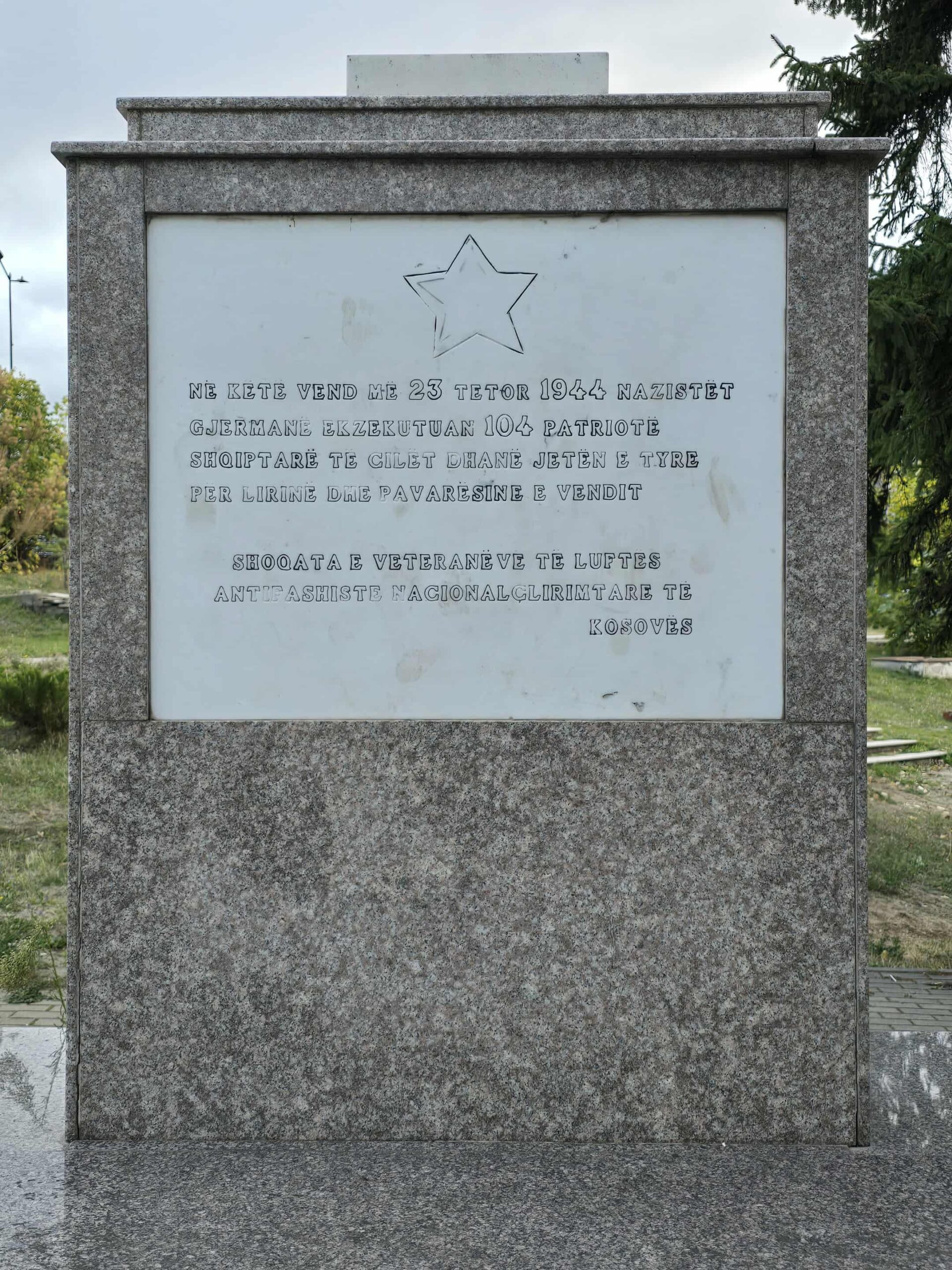 <br />
Ky monument lidhet me një histori pushkatimi gjatë Luftës së Dytë Botërore. Në gazetën e përjavëshme “Bashkimi i Kombit”, në numrin e datës 24 tetor 1944 shkuhej: <br />
<br />
“Natën duke i gdhirë 21 tetori në rrugën e Dibrës u bë një atentat i shëmtuar kundër një automjeti gjerman. Durimi i fuqive të armatosura gjermane mori fund. Masa ndëshkimi: 1. -Lagjja rreth e rrotull vendit të ngjarjes në rrugën e Dibrës, do të shembet. 2. -100 të burgosur komunist prej Tirane e që i përkasin rangut intelektual dhe që ndodhen në fushën e përqendrimit të Prishtinës do të pushkatohen menjëherë për hakmarrje. 3. -80 pjesëtarë të njohur të nacionalçlirimtares në Tiranë do të mbahen peng dhe në rast përsëritje kundër pjesëtarëve të armatës gjermane do të varen. Komanda e Fuqive te Armatosura Gjermane në Shqipëri”.