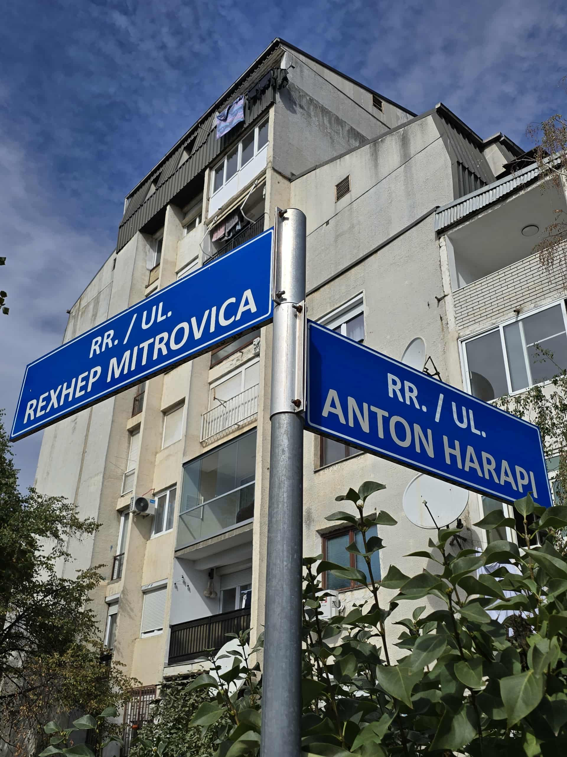 <br />
<br />
Përkundër që historitë e pajetëshkruara të tyre nxitin shumë debat në publik dhe pavarësisht natyrës të ndjeshme të rolit dhe politikave si bashkëpunëtorë të fashistëve italianë dhe nazistëve gjermanë, emrat e këtyre personazheve mund të hasen sot në pllakat e rrugëve. Në disa raste, ato shfaqen madje edhe krah për krah, si në lagjen “Dardania” të Prishtinës, ku dy rrugica pranë shkollës “Dardania”, janë pagëzuar me emrin e Rexhep Mitrovicës, kryeministër i Shqipërisë nën pushtimin gjerman nga 4 nëntori 1943 deri më 18 korrik 1944 dhe të Anton Harapit, prift katolik që, me leje të Selisë së Shenjtë, shërbeu si anëtar i Këshillit të Regjencës nga 13 shtatori 1943 deri në fund të vitit 1944, po ashtu nën pushtimin nazist.