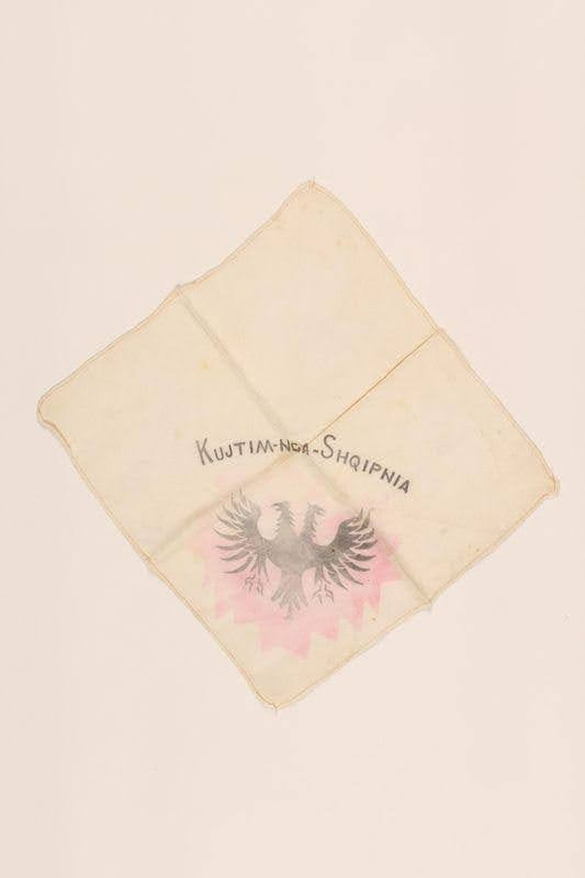 <br />
Ky mindil i bardhë me simbolin kombëtar shqiptar, shqiponjën dykrenare, qëndisur bashkë me mbishkrimin “Kujtim nga Shqipnia”, i përkiste një fëmije hebre 7-vjeçar Jasha Altarac, që arriti t’i shpëtonte Holokaustit falë ndihmës të shqiptarëve. Gjatë pushtimit të Jugosllavisë nga trupat gjermane në prill të vitit 1941, një bombë ra në një shtëpi në Sarajevë, ku po strehohej familja hebreje Altarac, të cilët ishin larguar si refugjatë nga Beogradi. Nga shpërthimi mbeti e vrarë gjyshja dhe motra e Jashas, Lea. Pas varrosjes së tyre, prindërit e Jashas, Majer dhe Mimi (Merjana) Altarac u kthyen në Beogradin e pushtuar nga gjermanët. <br />
Majer Altarac ishte një nga arkitektët më të shquar në Beograd para se të shpërthente Lufta e Dytë Botërore, pasi kishte zbuluar disa burime mermeri dhe gurësh të tjerë në gurore nëpër Jugosllavi, të cilët i përdorte për projektet e tij arkitekturore.