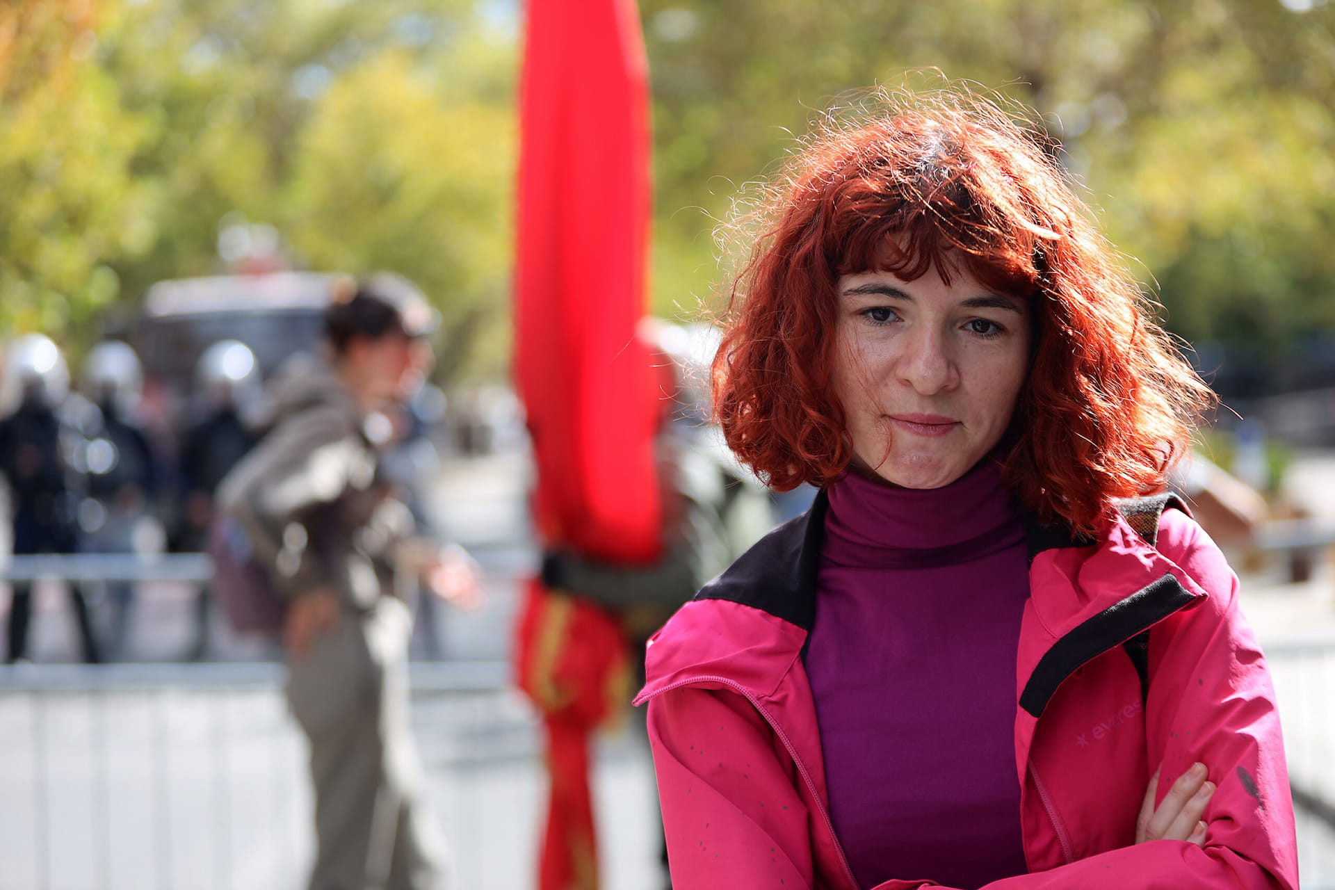 Kam qenë në protestë prej fillimit, që në maj, dhe madje me një grup artistësh, prej janarit kemi bërë një grafikë të madhe, diku 80 metra, kundër projektit të Zvërnecit dhe Sazanit. Kështu që ka filluar që në janar, mund të themi.<br />
<br />
Përveç projektit që e kemi bërë me artistë aktivistë, protesta e parë ka qenë më 16 maj, që ka qenë e thirrur nga organizatat mjedisore.
