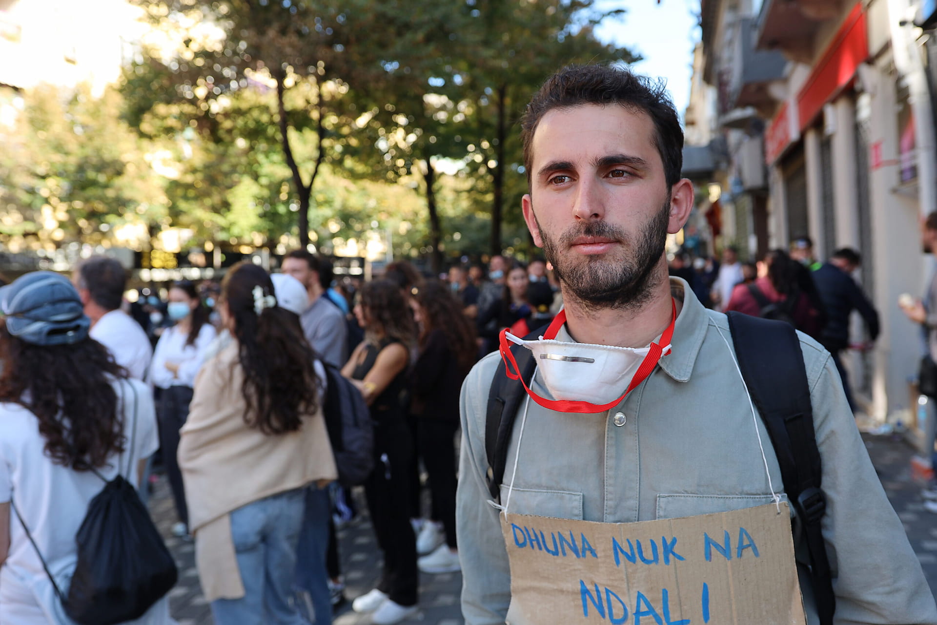 Kam dalë në protestë që në ditën e parë të protestës në Zvërnec, kur ndodhi ngjarja, dhe jam në protestë sepse nuk e pranoj dot padrejtësinë, nuk e pranoj dot pabarazinë dhe ajo çfarë po ndodh në vendin tonë është jonormale dhe prandaj jam në protestë.<br />
<br />
Kërkesa thelbësore për mua është dorëheqja e kryeministrit, por nëse do të rendisja të dytën, është anulimi i projektit dhe ligjit për zonat e mbrojtura.