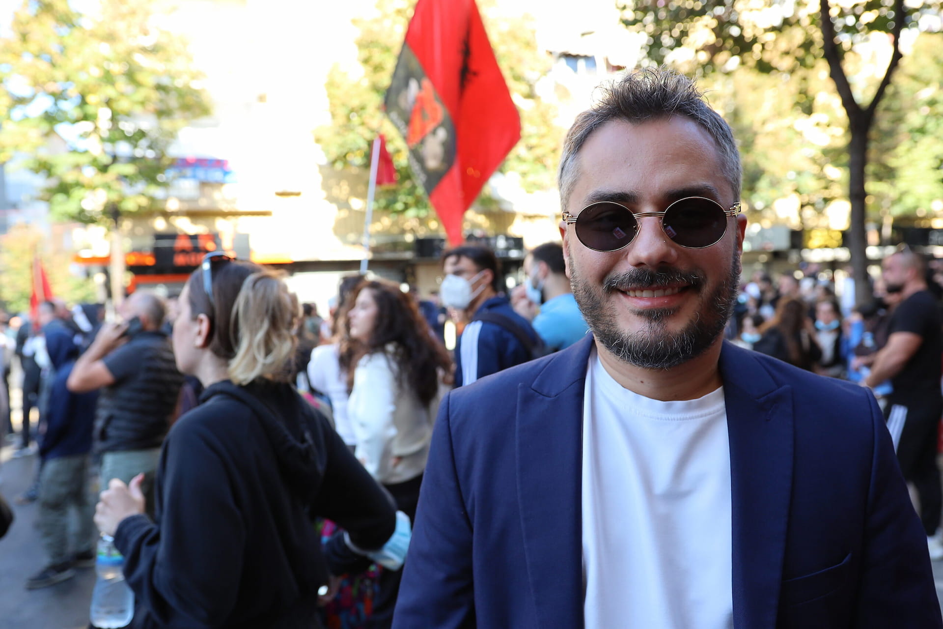 Arsyet e daljes në protestë janë të pafundme.<br />
Protesta ka nisur që në verë për mua, për një pjesë tjetër ka nisur këto shtatë ditë, por arsyet lindin me keqmenaxhimin e qeverisë, lindin me degradimin dhe mosmbajtjen e përgjegjësive, dhe këto ditë është përshkallëzuar aq shumë reagimi i kryeministrit, aq sa duket paradoksale që ai kërkoi të mbanin përgjegjësi prindërit e fëmijëve të mitur, ndërkohë që gjatë gjithë këtyre viteve refreni ka qenë i përgjegjësive personale kundrejt të gjithë ministrave të korruptuar të qeverisë së tij.